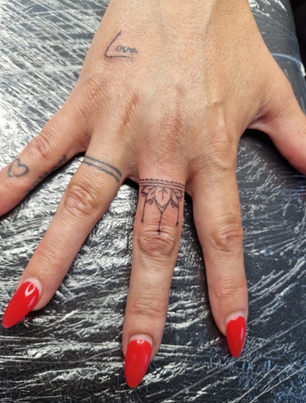 Fineline vinger tattoo